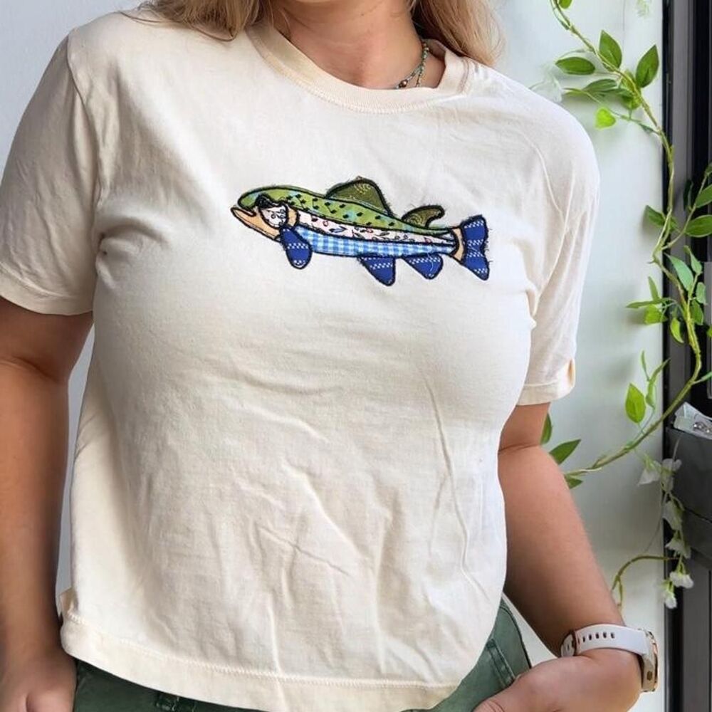 beige NWT 100% cotton trout / fish patchwork embroidered women’s boxy fit tee - Picture 5 of 8